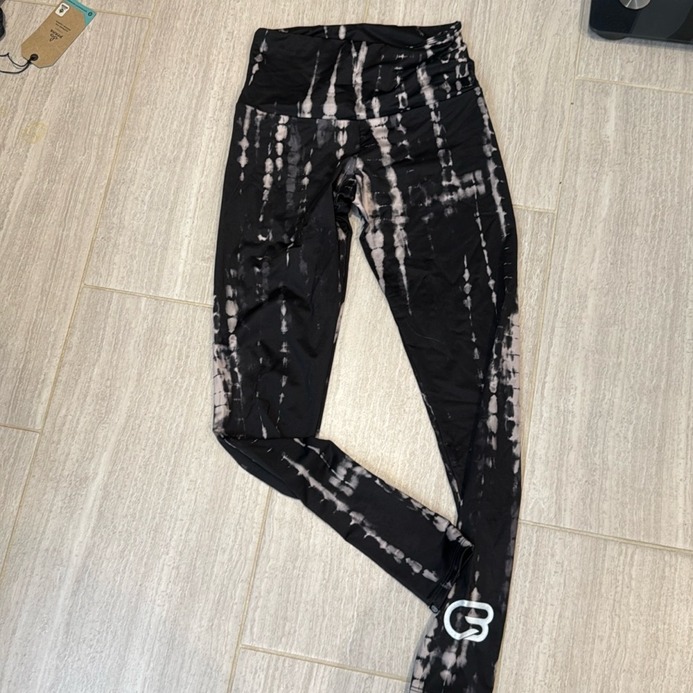 Onzie Cyclebar branded black/white leggings like new Size S/M